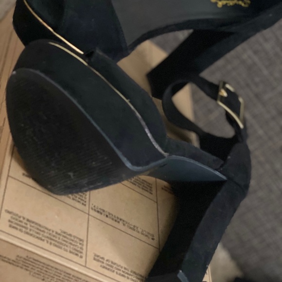 Black heels - Picture 3 of 3